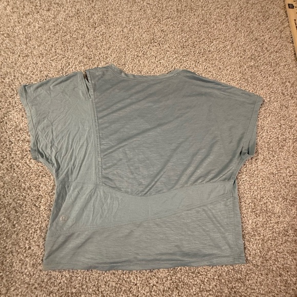 Lululemon No Inhibitions Split Shoulder Crop Workout Tee Gray Green, Tag Removed - Picture 5 of 5